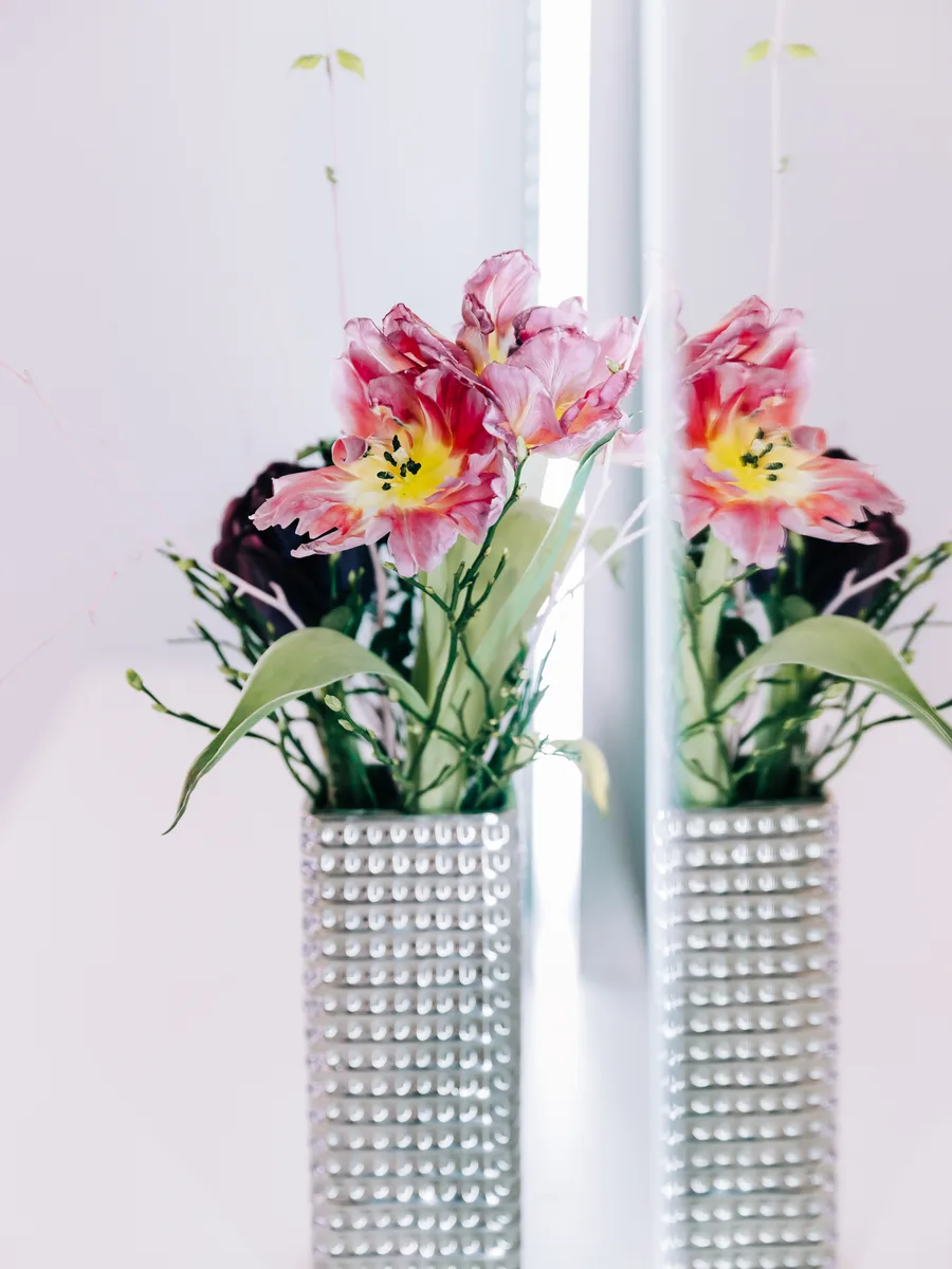 Blumen auf der Ablage