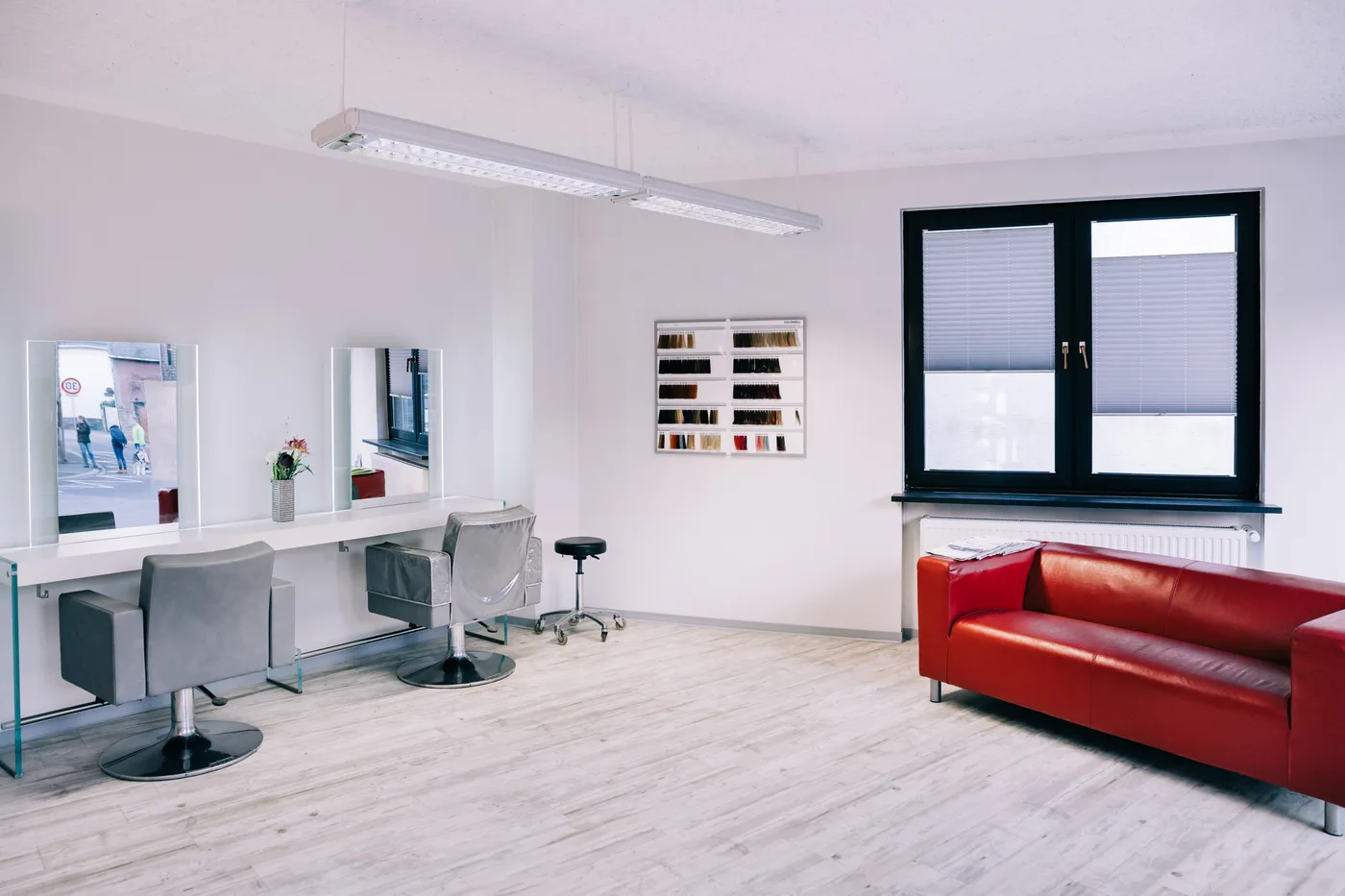 Spiegelplätze und rote Sitzbank im Salon